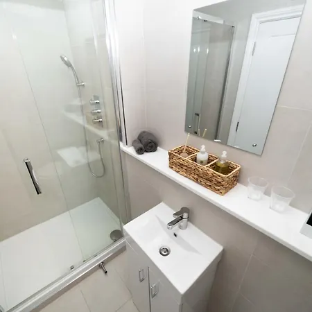 公寓 Spacious Modern 2-bed Parking & Wi-fi & 65