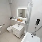 Spacious Modern 2-bed Parking & Wi-fi & 65