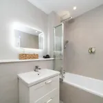 Spacious Modern 2-bed Parking & Wi-fi & 65