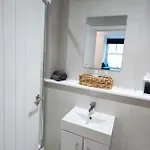 Spacious Modern 2-bed Parking & Wi-fi & 65