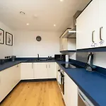 Spacious Modern 2-bed Parking & Wi-fi & 65