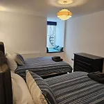 Spacious Modern 2-bed Parking & Wi-fi & 65