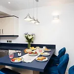 Apartment Spacious Modern 2-bed Parking & Wi-fi & 65