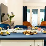 Apartment Spacious Modern 2-bed Parking & Wi-fi & 65