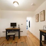 Spacious Modern 2-bed Parking & Wi-fi & 65
