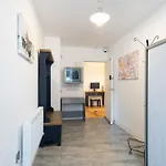 Spacious Modern 2-bed Parking & Wi-fi & 65