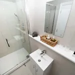 Apartment Spacious Modern 2-bed Parking & Wi-fi & 65