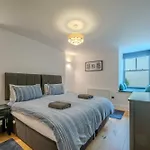 Spacious Modern 2-bed Parking & Wi-fi & 65