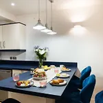 Apartment Spacious Modern 2-bed Parking & Wi-fi & 65