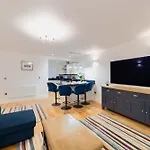Apartment Spacious Modern 2-bed Parking & Wi-fi & 65
