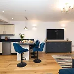 Spacious Modern 2-bed Parking & Wi-fi & 65