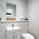 Spacious Modern 2-bed Parking & Wi-fi & 65