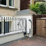 Spacious Modern 2-bed Parking & Wi-fi & 65