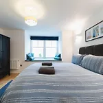 Spacious Modern 2-bed Parking & Wi-fi & 65