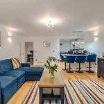 Apartment Spacious Modern 2-bed Parking & Wi-fi & 65