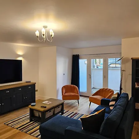 Spacious Modern 2-bed Parking & Wi-fi & 65