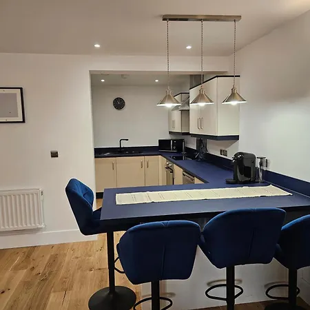 Spacious Modern 2-bed Parking & Wi-fi & 65