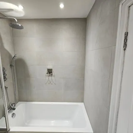 Spacious Modern 2-bed Parking & Wi-fi & 65