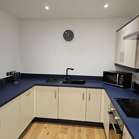Spacious Modern 2-bed Parking & Wi-fi & 65