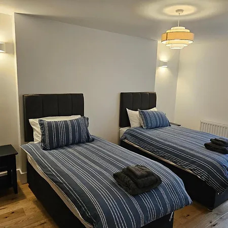 Spacious Modern 2-bed Parking & Wi-fi & 65