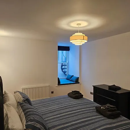 Apartment Spacious Modern 2-bed Parking & Wi-fi & 65