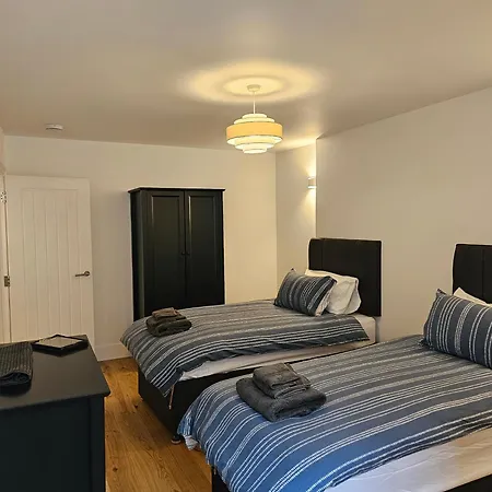 Apartment Spacious Modern 2-bed Parking & Wi-fi & 65