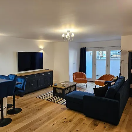 Spacious Modern 2-bed Parking & Wi-fi & 65