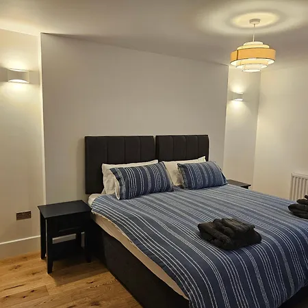 Spacious Modern 2-bed Parking & Wi-fi & 65