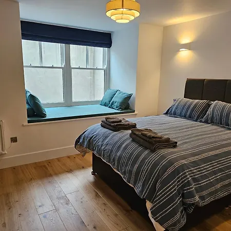 Spacious Modern 2-bed Parking & Wi-fi & 65