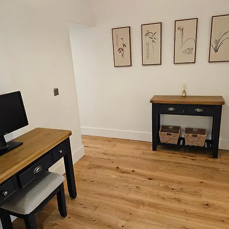 Spacious Modern 2-bed Parking & Wi-fi & 65