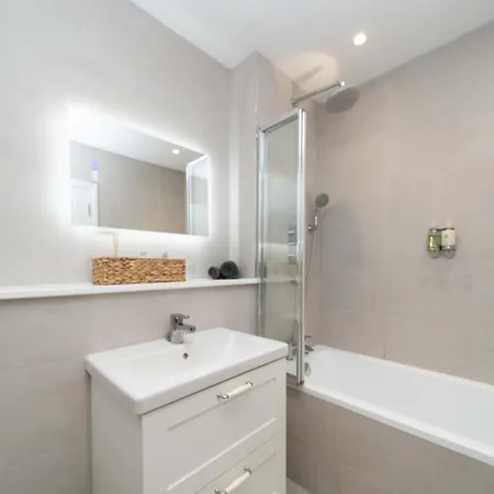 Spacious Modern 2-bed Parking & Wi-fi & 65