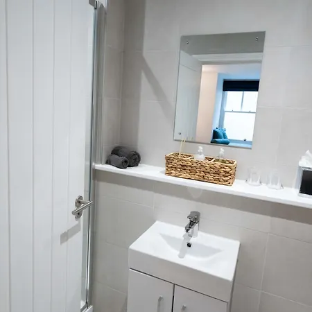 Spacious Modern 2-bed Parking & Wi-fi & 65