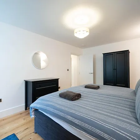 Apartment Spacious Modern 2-bed Parking & Wi-fi & 65