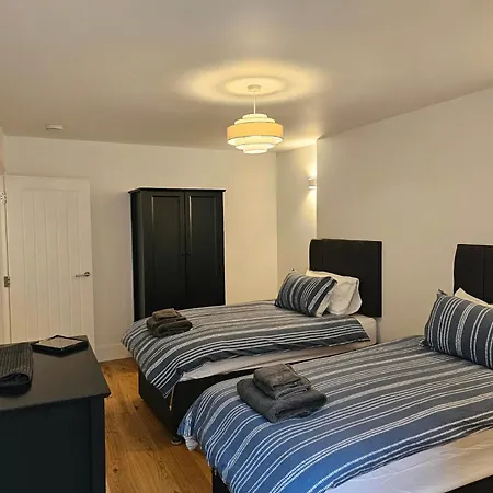 Spacious Modern 2-bed Parking & Wi-fi & 65