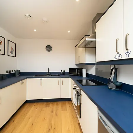 Spacious Modern 2-bed Parking & Wi-fi & 65