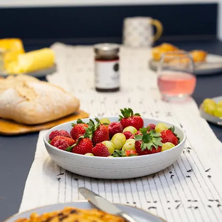 Spacious Modern 2-bed Parking & Wi-fi & 65