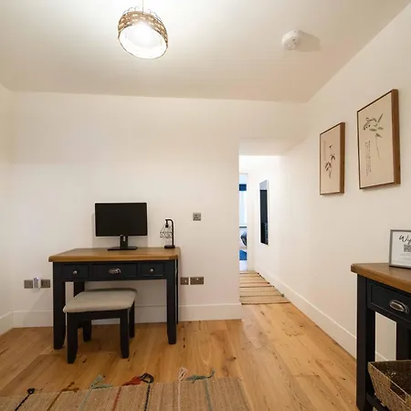 Spacious Modern 2-bed Parking & Wi-fi & 65