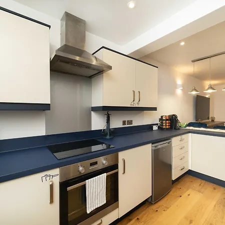 Spacious Modern 2-bed Parking & Wi-fi & 65