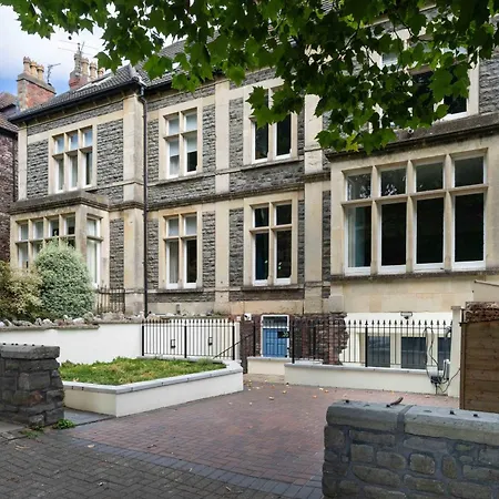 Spacious Modern 2-bed Parking & Wi-fi & 65