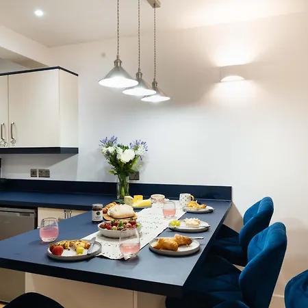 Lejlighed Spacious Modern 2-bed Parking & Wi-fi & 65