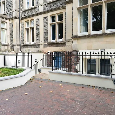 Spacious Modern 2-bed Parking & Wi-fi & 65