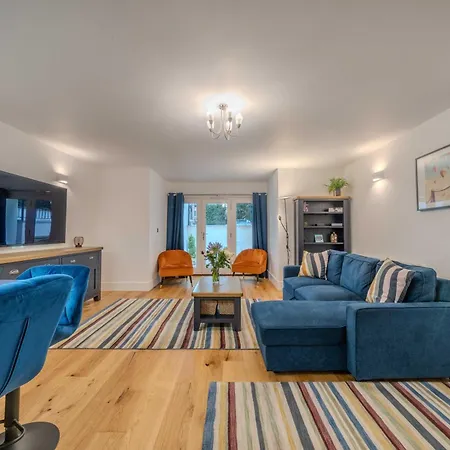 Apartment Spacious Modern 2-bed Parking & Wi-fi & 65