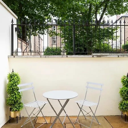 Spacious Modern 2-bed Parking & Wi-fi & 65