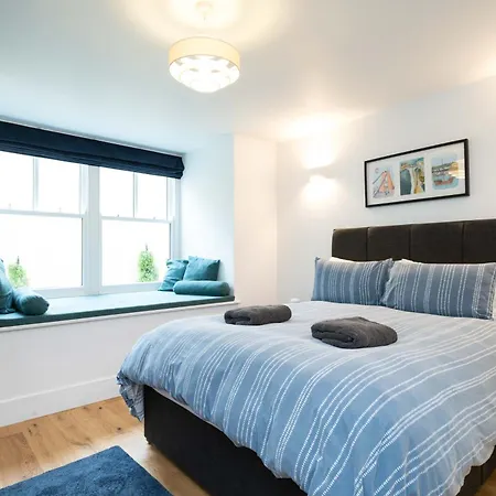 Spacious Modern 2-bed Parking & Wi-fi & 65