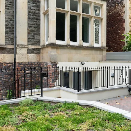 Apartment Spacious Modern 2-bed Parking & Wi-fi & 65