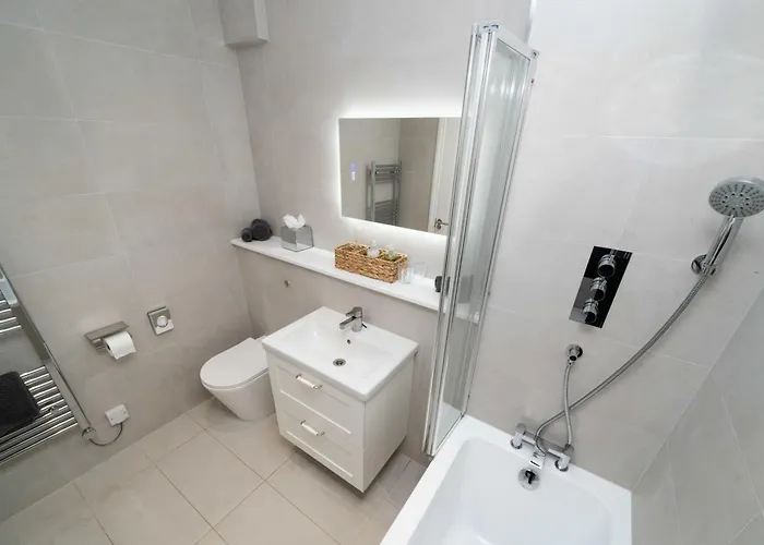 Spacious Modern 2-bed Parking & Wi-fi & 65