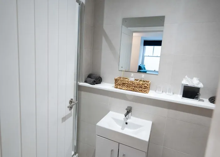 Spacious Modern 2-bed Parking & Wi-fi & 65