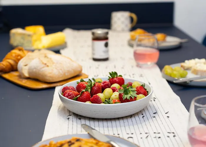 Spacious Modern 2-bed Parking & Wi-fi & 65