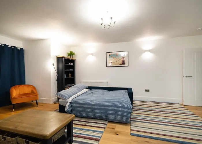 Spacious Modern 2-bed Parking & Wi-fi & 65