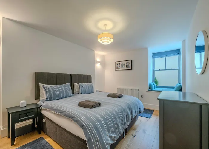 Spacious Modern 2-bed Parking & Wi-fi & 65